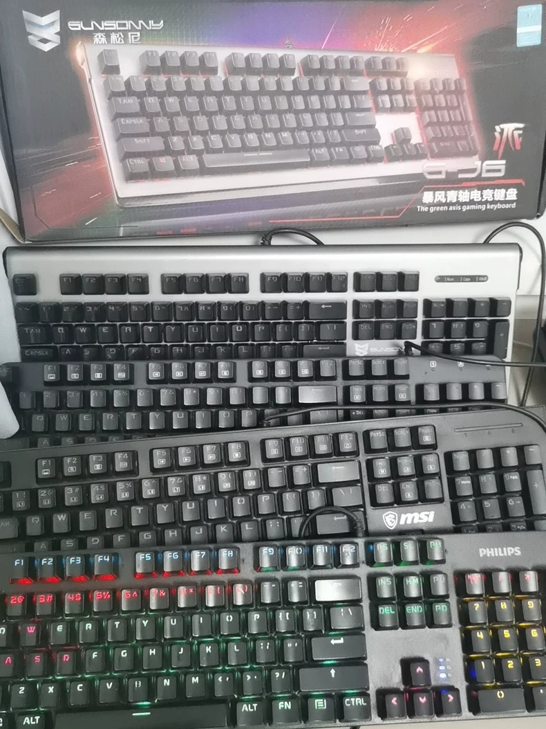 机械键盘，USB有线连接，RGB背光效果超赞。按键手感舒适，全触发无卡顿，适合游戏和办公。  普通的10元一套带鼠标 机械键盘25一套，不带鼠标  功能完好，灯